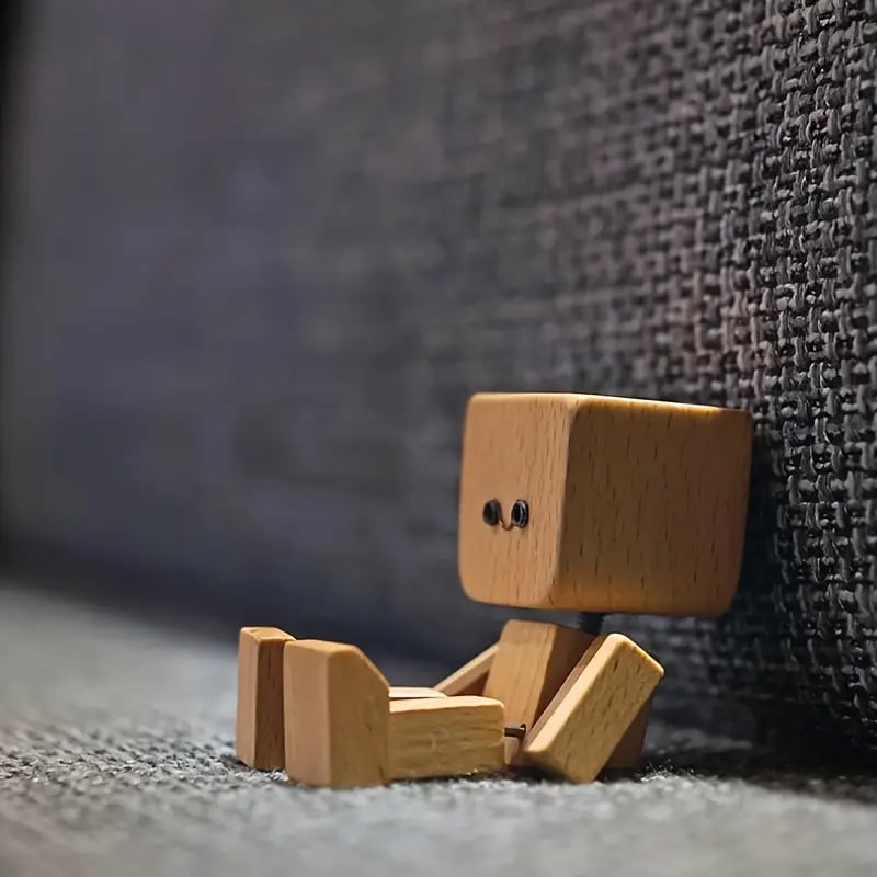 Charmig liten träfigur som kan rör sig med 12 magnetiska ansiktsuttryck