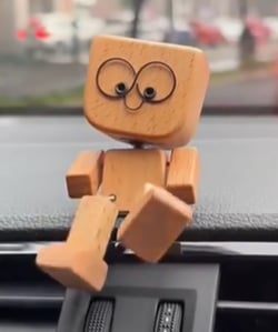 Charmig liten träfigur som kan rör sig med 12 magnetiska ansiktsuttryck